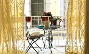Camera con balcone quartiere chiaia Napoli
